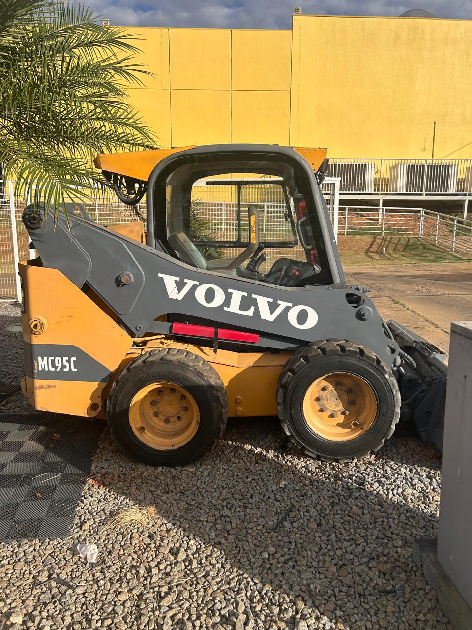 Minicarregadeira Volvo MC95C da CRX Serviços