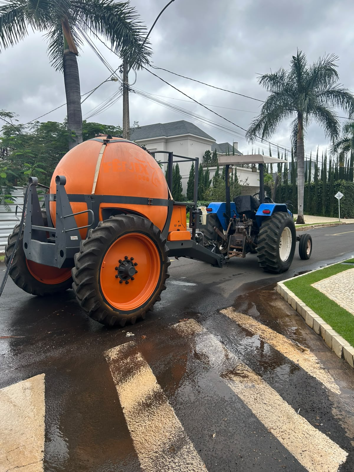 Trator da CRX Serviços com tanque e bomba de alta pressão para limpeza fina e acabamento